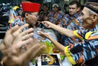 Foto: Ketua LSM GMBI Distrik Kota Bekasi, Abah Zakaria (Peci Merah)