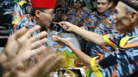 Foto: Ketua LSM GMBI Distrik Kota Bekasi, Abah Zakaria (Peci Merah)