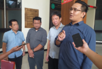 Foto: Sandi Hakim (kedua kiri) bersama kuasa hukumnya di PN Jaksel, Jumat 21 Maret 2025