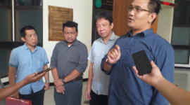 Foto: Sandi Hakim (kedua kiri) bersama kuasa hukumnya di PN Jaksel, Jumat 21 Maret 2025
