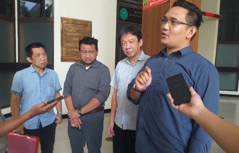 Foto: Sandi Hakim (kedua kiri) bersama kuasa hukumnya di PN Jaksel, Jumat 21 Maret 2025