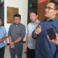 Foto: Sandi Hakim (kedua kiri) bersama kuasa hukumnya di PN Jaksel, Jumat 21 Maret 2025
