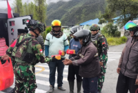 Satgas Yonif 715 Berbagi Ta'jil 