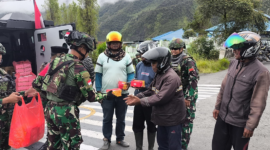 Satgas Yonif 715 Berbagi Ta'jil 