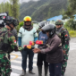 Satgas Yonif 715 Berbagi Ta'jil 