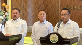 Foto: Jaksa Agung, Sianitar Burhanuddin (kiri) Bersama Dirut PT. Pertamina Patra Niaga, Riva Siahaan (kanan)