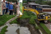 Foto: Lurah Kebalen Andika Journalisanda, S.STP, MAP Saat Tinjau Lokasi Pengerukan
