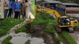 Foto: Lurah Kebalen Andika Journalisanda, S.STP, MAP Saat Tinjau Lokasi Pengerukan