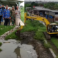 Foto: Lurah Kebalen Andika Journalisanda, S.STP, MAP Saat Tinjau Lokasi Pengerukan
