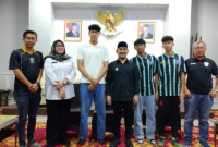 Foto: Bupati Bekasi, Ade Kuswara Kunang (Kemeja Hitam Berpeci) Sambut Kepulangan Kiper Timnas U-17