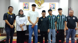 Foto: Bupati Bekasi, Ade Kuswara Kunang (Kemeja Hitam Berpeci) Sambut Kepulangan Kiper Timnas U-17