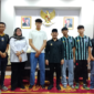 Foto: Bupati Bekasi, Ade Kuswara Kunang (Kemeja Hitam Berpeci) Sambut Kepulangan Kiper Timnas U-17