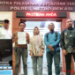Keterangan Foto: Agus Budiono, Sarih, Eca, Amir Mahmud dan Beni Chandra Zaenuddin