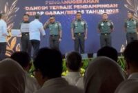 Dandim Jombang Saat Menerima Penghargaan