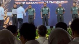 Dandim Jombang Saat Menerima Penghargaan