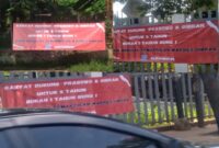 Spanduk Menolak Pemakzulan Wapres Gibran Rakabuming Raka