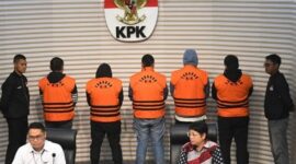 Foto: KPK Tetapkan 5 Tersangka 