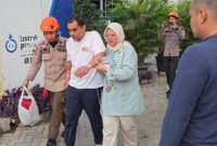 Foto: Pasien RS. Hermina, Jatinegara, Jakarta Timur, saat dievakuasi keluar Gedung 