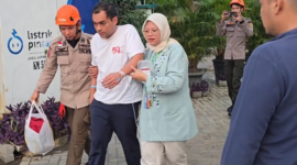 Foto: Pasien RS. Hermina, Jatinegara, Jakarta Timur, saat dievakuasi keluar Gedung 