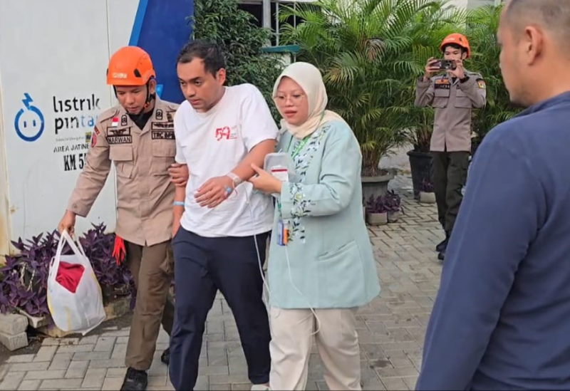 Foto: Pasien RS. Hermina, Jatinegara, Jakarta Timur, saat dievakuasi keluar Gedung 