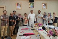 Foto: Dirut PT. Migas Kota Bekasi, Apung Widadi (Tengah Kiri Baju Batik) Bersama Walikota Bekasi, Tri Adhianto (Tengah Kanan Kaos Lengan Panjang Putih) 