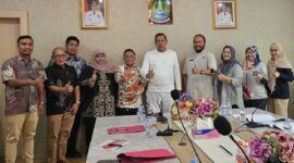 Foto: Dirut PT. Migas Kota Bekasi, Apung Widadi (Tengah Kiri Baju Batik) Bersama Walikota Bekasi, Tri Adhianto (Tengah Kanan Kaos Lengan Panjang Putih) 