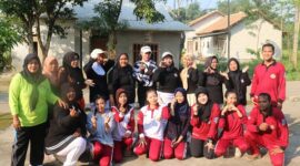 Mahasiswa UNIBA Senam Bareng Kaum Ibu Desa Pageragung