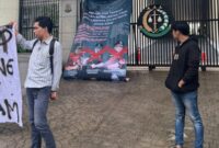Aksi Forum Komunikasi Mahasiswa Hukum Jakarta Raya (FKMHJR)