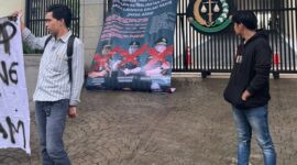 Aksi Forum Komunikasi Mahasiswa Hukum Jakarta Raya (FKMHJR)