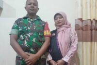 Foto: Anggota TNI, Sertu Bertoni Bersama Istrinya, Prof. Dr. Zulfani Sesmiarni, M.Pd.