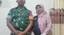 Foto: Anggota TNI, Sertu Bertoni Bersama Istrinya, Prof. Dr. Zulfani Sesmiarni, M.Pd.