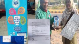 Foto: Saat Kurir Ambil Sempel Susu Frisian Flag