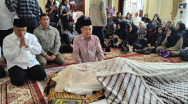 Foto: Jusuf Kalla saat melayat ke kediaman almarhum Surya Darma Ali