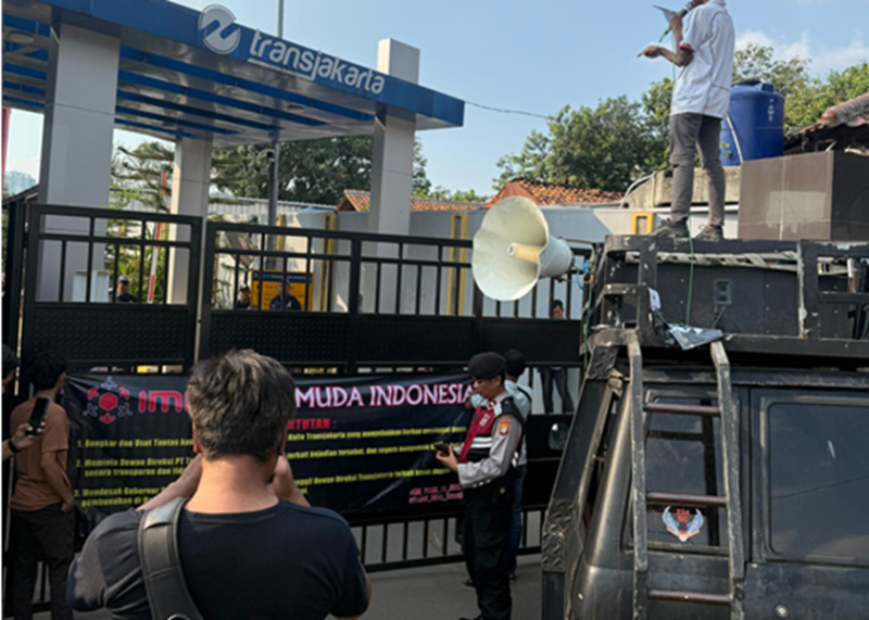 Foto: Aksi IMI Depan Kantor PT. TransJakarta