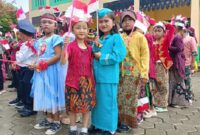 Foto: Saat Persiapan Karnaval SDN Karang Mekar 02. Tampak salah satu siswi berpakaian Pramugari warna Ijo Toska Kanaya Yasmine merupakan anak dari Pemred Media Online Matafakta.com, Mulyadi Effendi 