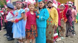 Foto: Saat Persiapan Karnaval SDN Karang Mekar 02. Tampak salah satu siswi berpakaian Pramugari warna Ijo Toska Kanaya Yasmine merupakan anak dari Pemred Media Online Matafakta.com, Mulyadi Effendi 