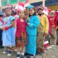 Foto: Saat Persiapan Karnaval SDN Karang Mekar 02. Tampak salah satu siswi berpakaian Pramugari warna Ijo Toska Kanaya Yasmine merupakan anak dari Pemred Media Online Matafakta.com, Mulyadi Effendi 