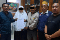 Foto: Orang Tua Korban SN dan MN Bersama LBH PKM, Amir Mahmud (Kemeja Lengan Panjang), Agus Budiono (Peci Kuning) dan Beni Chandra Zaenudin (Kaos Hitam)