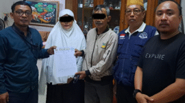 Foto: Orang Tua Korban SN dan MN Bersama LBH PKM, Amir Mahmud (Kemeja Lengan Panjang), Agus Budiono (Peci Kuning) dan Beni Chandra Zaenudin (Kaos Hitam)