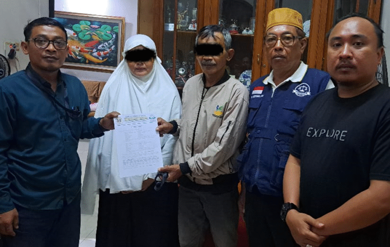 Foto: Orang Tua Korban SN dan MN Bersama LBH PKM, Amir Mahmud (Kemeja Lengan Panjang), Agus Budiono (Peci Kuning) dan Beni Chandra Zaenudin (Kaos Hitam)