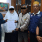 Foto: Orang Tua Korban SN dan MN Bersama LBH PKM, Amir Mahmud (Kemeja Lengan Panjang), Agus Budiono (Peci Kuning) dan Beni Chandra Zaenudin (Kaos Hitam)
