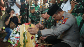 Foto: Kapolda Metro Jaya, Asep Edi Suheri Saat di Pemakaman Affan Kurniawan