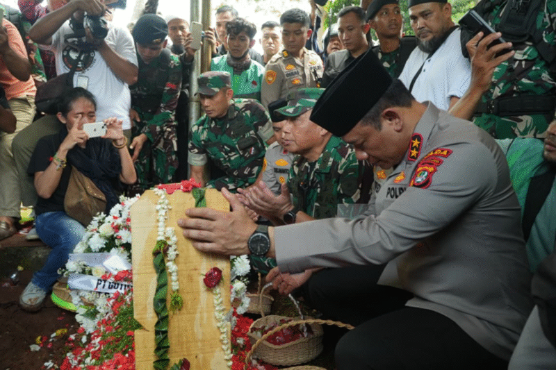 Foto: Kapolda Metro Jaya, Asep Edi Suheri Saat di Pemakaman Affan Kurniawan