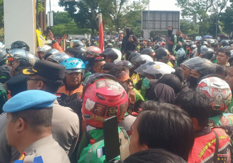 Foto: Aksi Ojol Di Kota Depan Mapolres Sukabumi Kota
