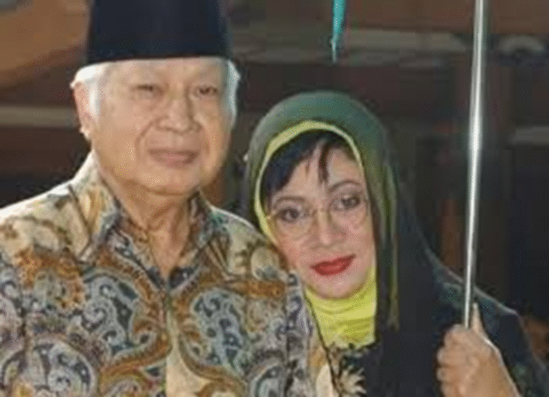 Foto: Almarhum Mantan Presiden Soeharto Bersama Tutut Soeharto