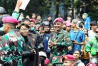 Foto: Anggota TNI Ditengah Aksi Massa