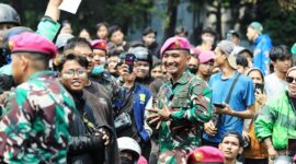 Foto: Anggota TNI Ditengah Aksi Massa