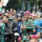Foto: Anggota TNI Ditengah Aksi Massa