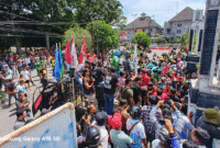 Foto: Masa Aksi di Depan Kantor DPRD Kota Pematang Siantar, Sumatera Utara