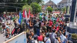 Foto: Masa Aksi di Depan  Kantor DPRD Kota Pematang Siantar, Sumatera Utara